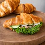 Obložený croissant s tuňákem balený 150g