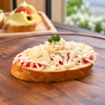 Chlebíček s rajčaty a balkánským sýrem 75g